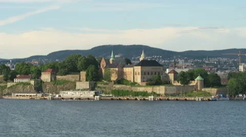 Leaving the harbor of Oslo with nice view on castle 스톡 동영상 66364324