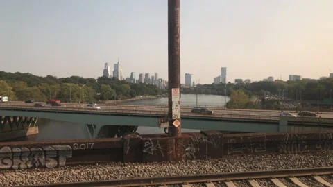 Leaving Philadelphia on the train 動画素材 195112369