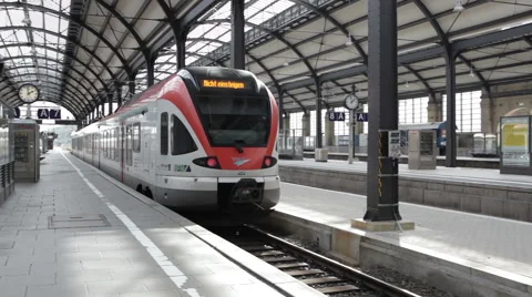 Leaving suburb train Vidéo 42808577