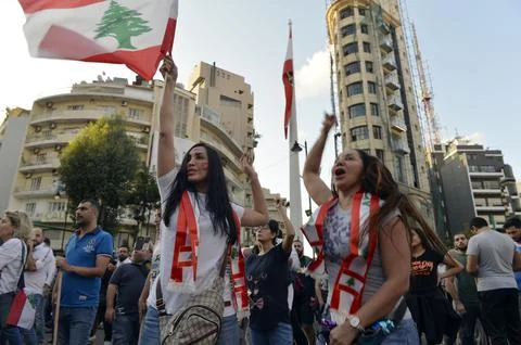 Lebanese protesters react as they watch a televised speech by Lebanese Prime Min Stock Photos