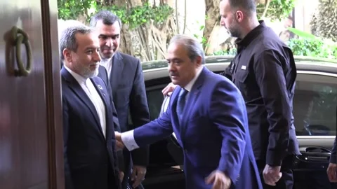 Lebanon expresses "confidence" in Iranian commitment to its security plans to Ar Stockbeeldmateriaal 310615792