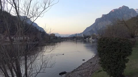 Lecco and Adda river  at dusk from Pescarenico Vídeo Stock 150928337