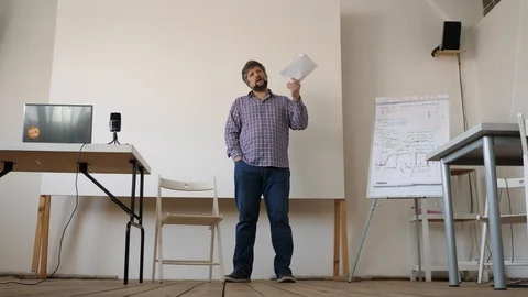 Lecturing process Education background. Sharing experience. Speaking to audience Vídeos de archivo 121063668