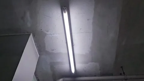 The LED fluorescent Lamp turns on but is flickering and appears to be damaged 스톡 동영상 313541042