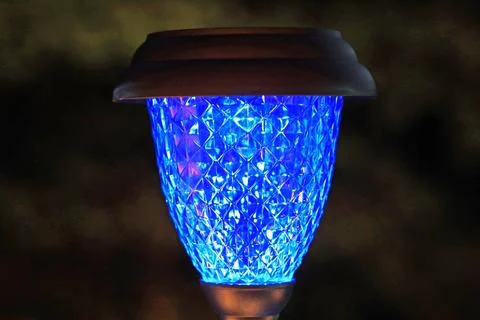  LED-Laternenlicht im Garten Eine LED-Lampe mit einer Solarzelle und autom... Stock Photos
