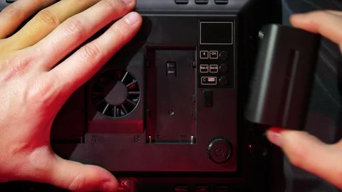 LED Light Checking Lithium ion Battery NP F750 F770 7.4V 5000mAH Vídeos de archivo 119169487