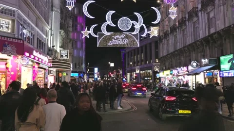 LED light decoration of Easter 2023 and busy traffic at night Vidéo 238015006