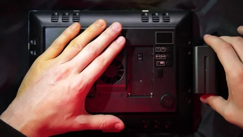 LED Light Lamp insert charged Lithium Li-ion Battery NP F750 F770 7.4V 5000mAH Vídeos de archivo 119168748