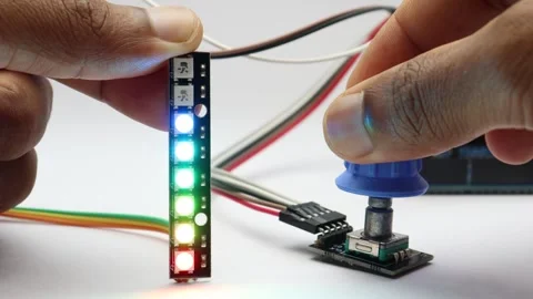 LED strip glowing when rotary encoder knob is rotated Vidéo 339018221