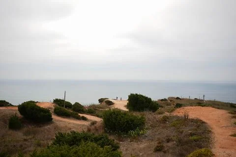Ledge with red soil overlooking the ocean Foto stock