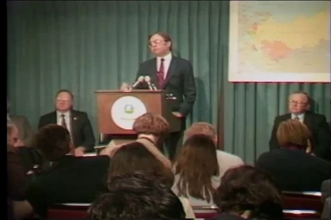 Lee Thomas take questions after press conference about Chernobyl accident - 1986 Vidéo 112159240