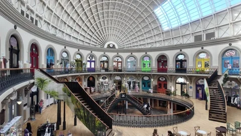 Leeds Corn Exchange - Interior View of Victorian Shopping Hall and Dome Roof. Vídeos de archivo 338218732