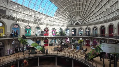 Leeds Corn Exchange - People Exploring Victorian Trading Hall and Boutiques. Video stock 338218348