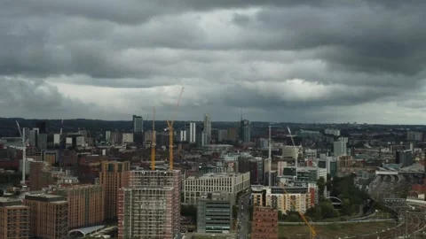 Leeds UK - Cranes Sky Line Pan - Drone View 库存影片 252131648