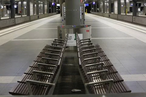  Leere Bänke am Bahnsteig zum Streik der GDL (Gewerkschaft der Lokomotivfü. Stock Photos
