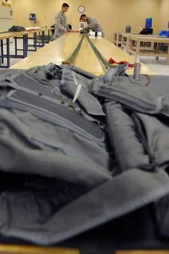 (Left) Airmen 1st Class Devin Hewitt and Stephen Barker inspect and pack a... Foto stock