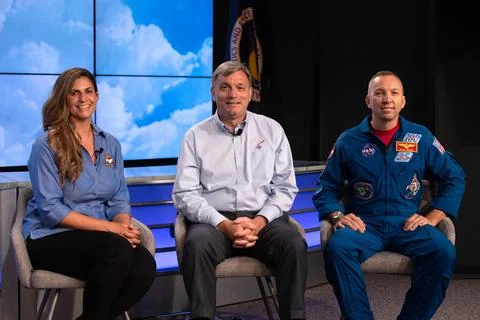 From left, Jenny Devolites, AA-2 Crew Module manager; Mark Kirasich, Orion .. 스톡 사진