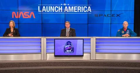 From left, NASA Commercial Crew Program Manager Kathy Lueders, NASA Interna.. 库存照片