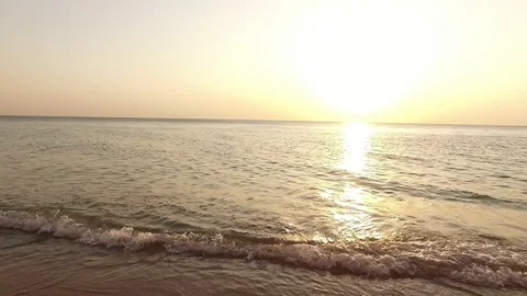 To the left over the sandy beach 動画素材 129107798