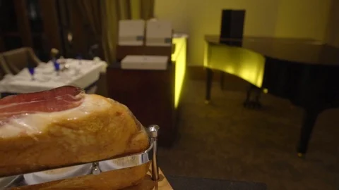 LEFT PANNING OF SERRANO HAM IN A RESTAURANT Vidéo 107304635