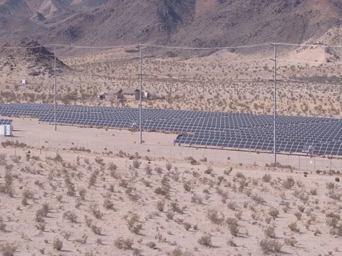 Left to right aerial pan of Solar Farm in the desert Video stock 84987609
