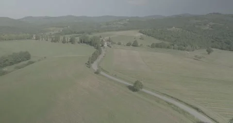 Left to Right Drone Flyby Over Rolling Tuscan Hills in Italy Vídeo Stock 343932572