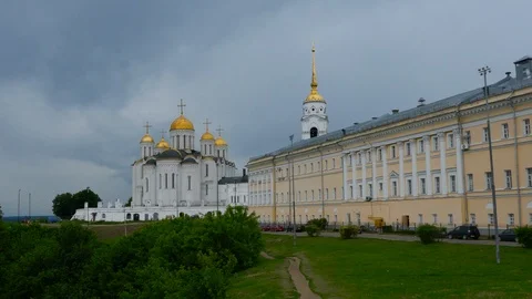 Left to right pan from holy assumption cathedral to forest in Vladimir, Russia Stock Footage 98380802