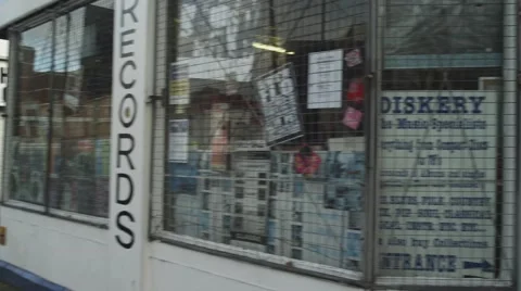 Left to Right Pan of Record Store Frontage Vidéo 65415668