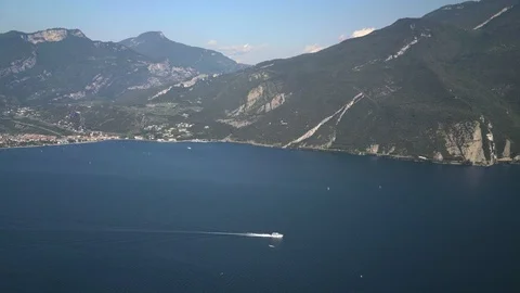 Left to right real time wide shot of lake Garda and mountains. Lake Garda is the Stock-Footage 122288816