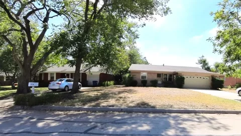 Left-side drive plate, 1960s suburban neighborhood of small modest homes Vídeo Stock 252244048