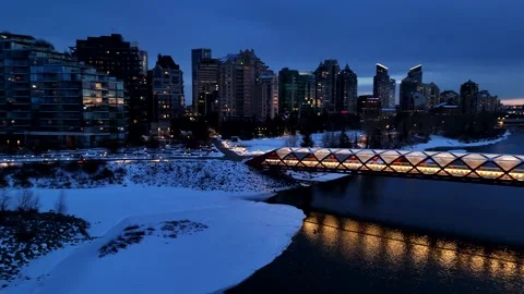 Left Tilt from Peace Bridge to Prince Island and downtown Vídeos de archivo 334698726