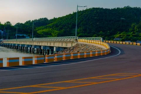 Left turn to the bridge 库存照片