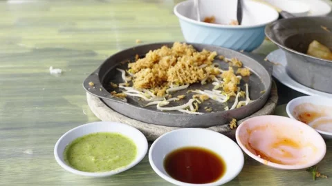 Leftover crispy fried oyster omelette with bean sprouts on a hot plate. Mul.. Video stock 331766501
