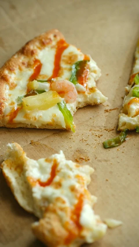 Leftover seafood pizza slice with pineapple and shrimp 库存影片 337893439