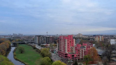 LeftSideSpinOverRiver 動画素材 223683748