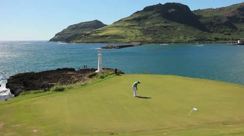 Lefty golfer making is long putt in hawaiian golf course Stock-Footage 48549632