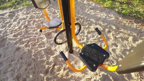 Leg press machine with plastic seats and handles on ground Vídeos de archivo 331344667