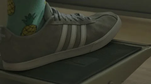 Leg pushing the sewing machine pedal close up Видео 146365684