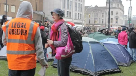 Legal observer at protest camp 스톡 동영상 8964388