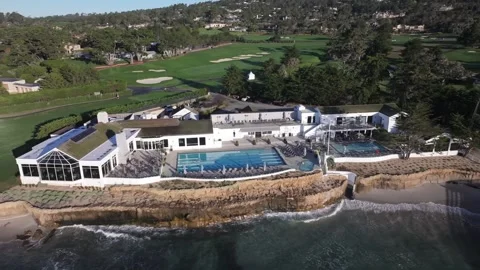 Legendary Pebble Beach golf course and resorts at water's edge, aerial Vidéo 265258329
