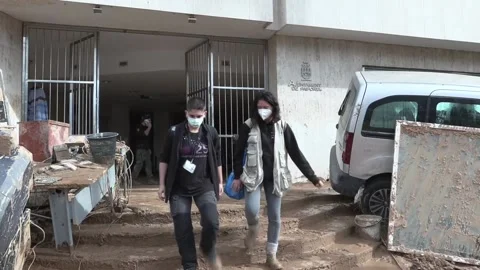 The Legion distributes water in a devastated Paiporta that is struggling against Vídeo Stock 290385976