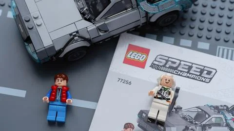Lego Back to the Future time machine car kit with minifigures Stock-Fotos