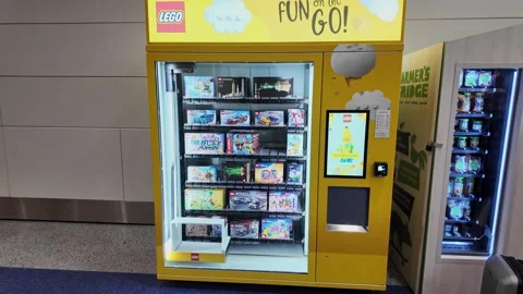 Lego vending machine offering retail choices inside Detroit Airport terminal Vidéo 335318029