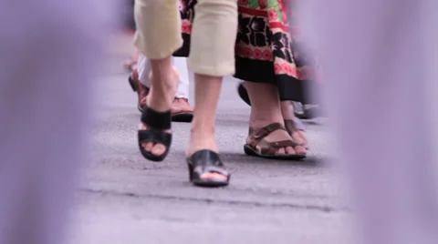 Legs at a busy intersection crossing with elderly person 库存影片 33796418