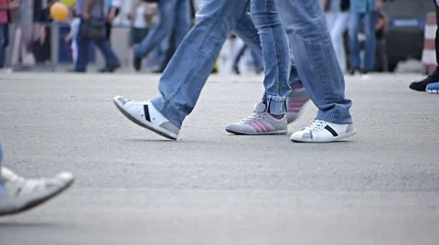 Legs of crowd 库存影片 7729090