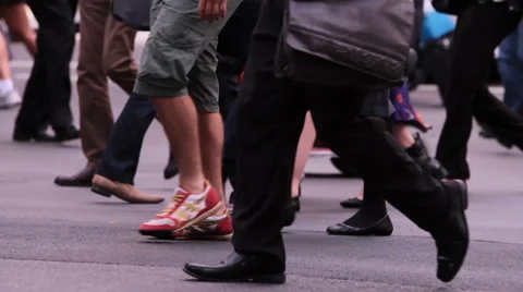 The legs of a crowd of people crossing an intersection 库存影片 33796532