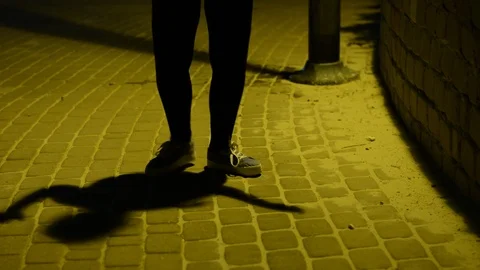 Legs dancing in evening park. Close-up. Vídeos de archivo 94425797