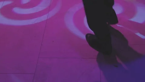 Legs of a dancing person in the light of soffits Vídeo Stock 75166414