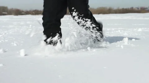 The legs of the man running in the snowdrift Vídeo Stock 53313816