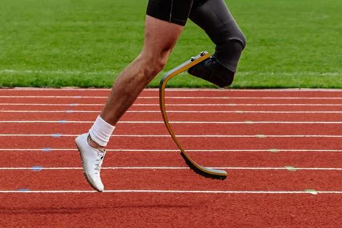 Legs runner para-athlete on prosthesis running red track stadium Foto stock
